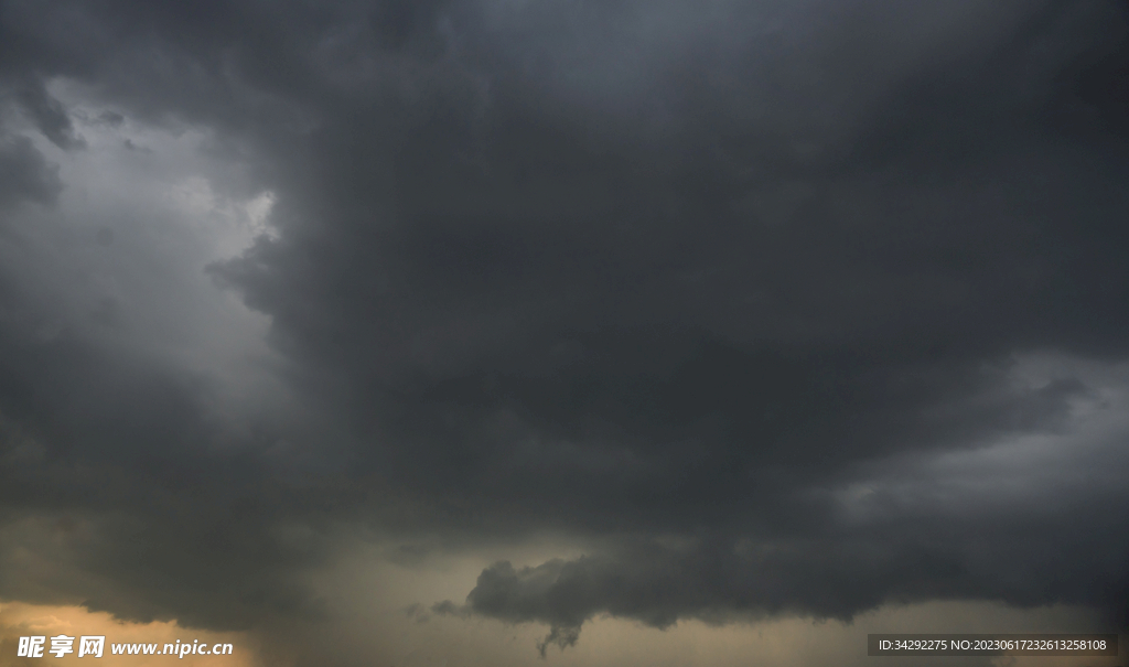 乌云风暴天空