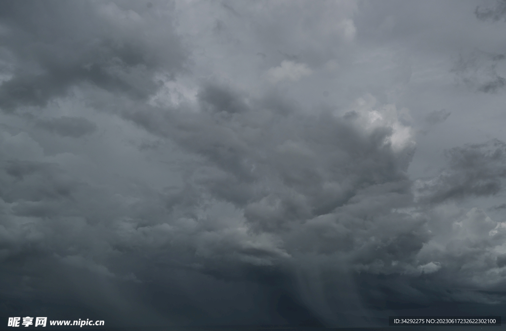 乌云风暴天空