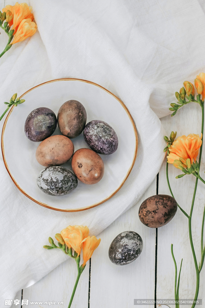 未剥开的松花蛋