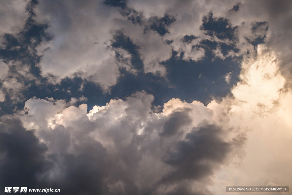暴风雨天空乌云密布