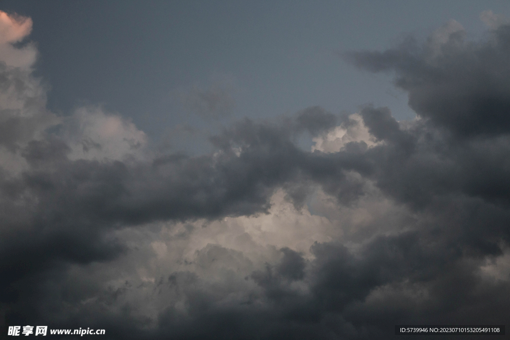 暴风雨天空乌云密布