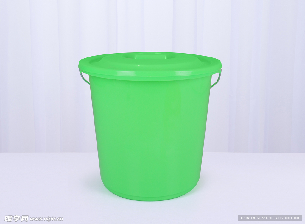绿色水桶