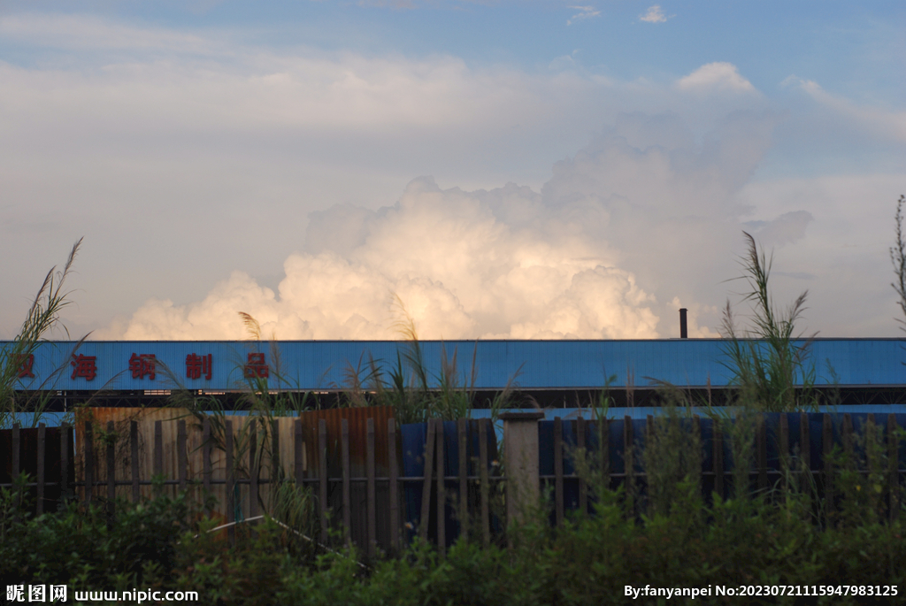 白云翻涌工业区日落晚霞景色