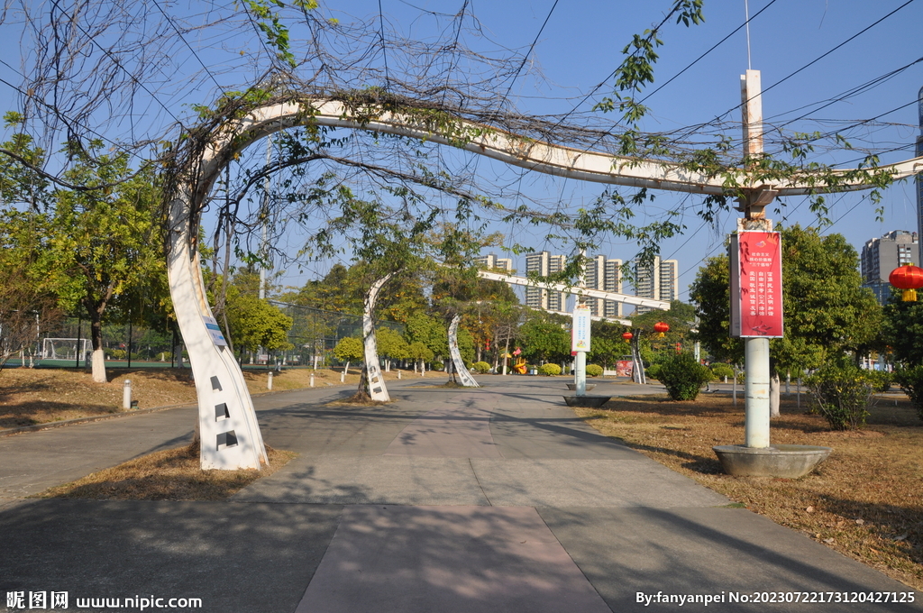 公园人行道上的攀爬植物景观装置