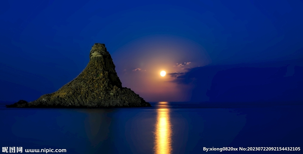 黎明期间海上岩石形成