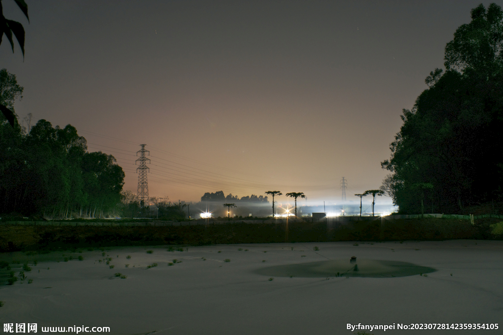 郊野夜晚山林与水塘
