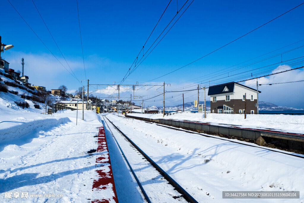 火车轨道雪景