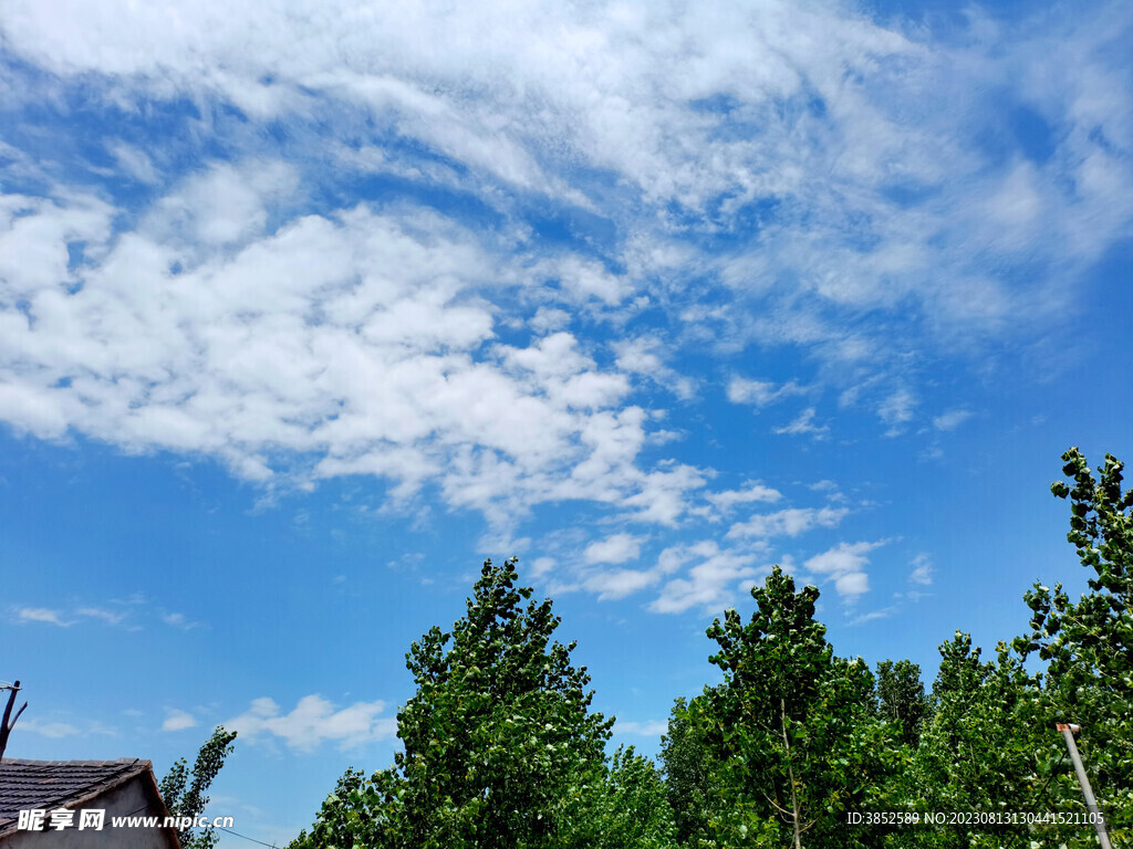 蓝天空白云朵