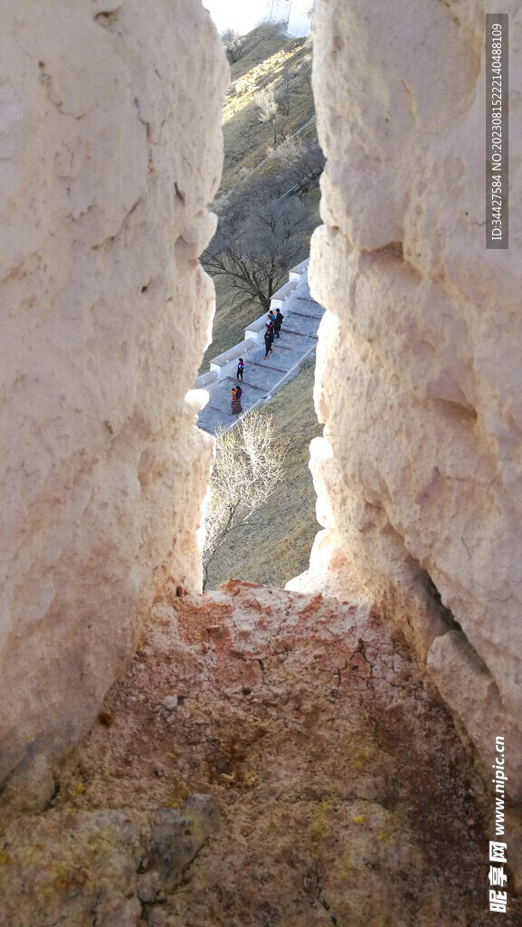 布达拉宫上的游客