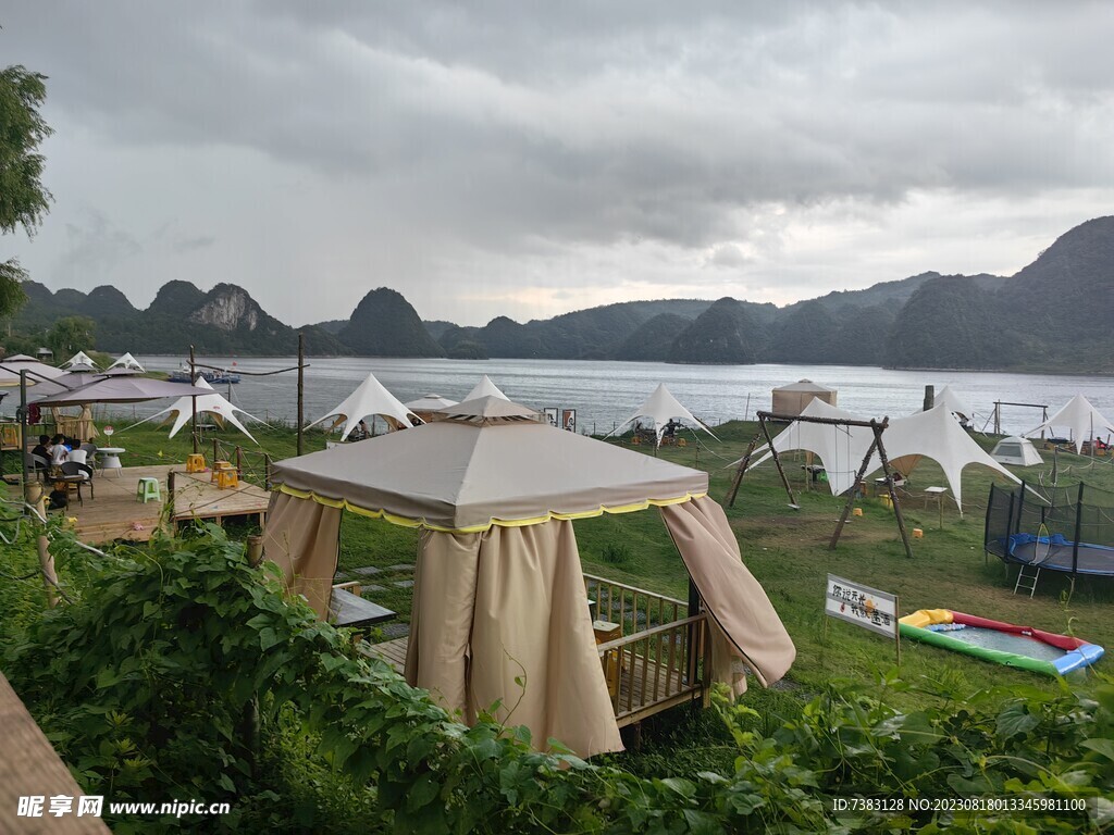 雨后的露营景象