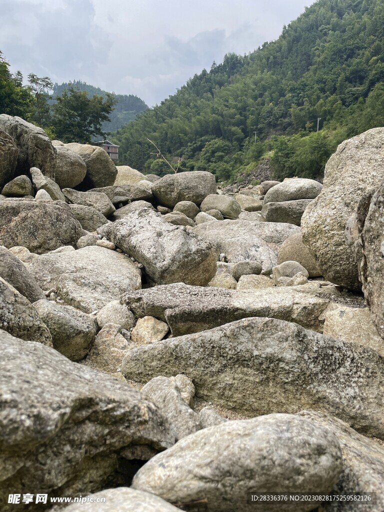 山谷干枯的河床