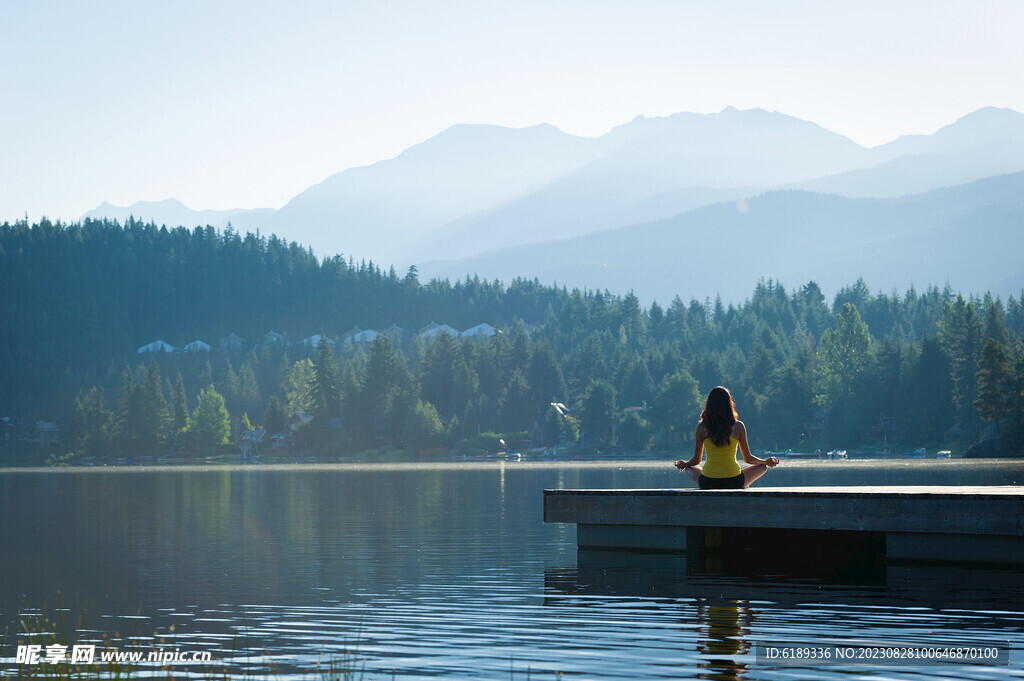 湖边瑜伽