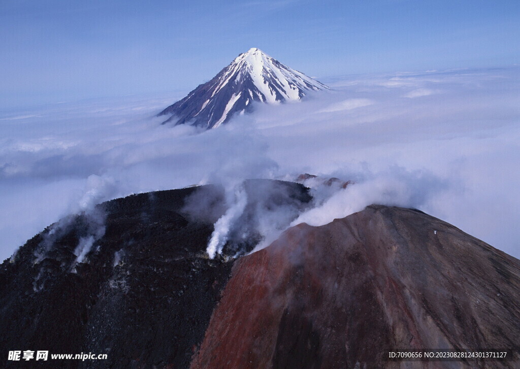 高耸巍峨的山峰  