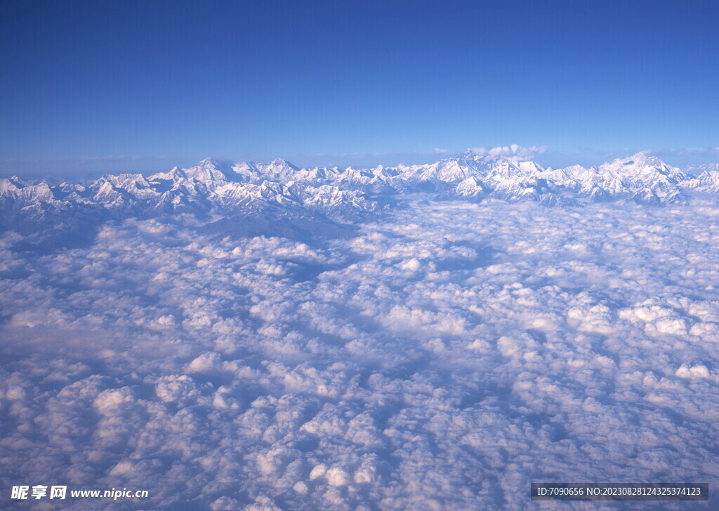 高耸巍峨的山峰  