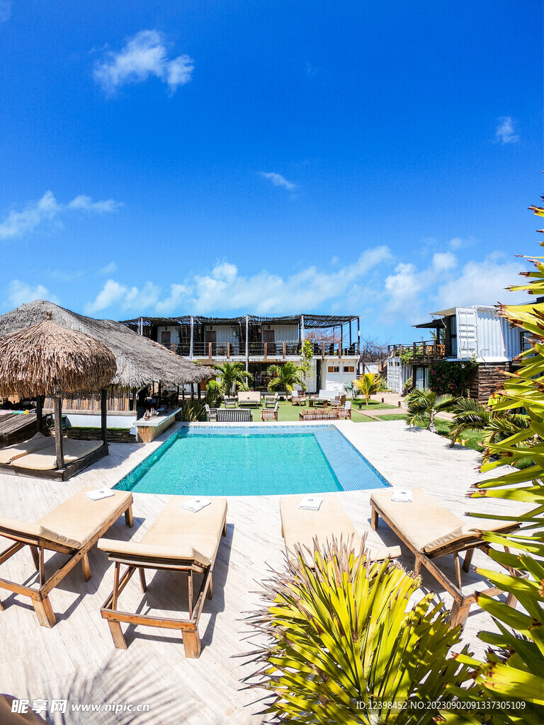 酒店户外游泳池