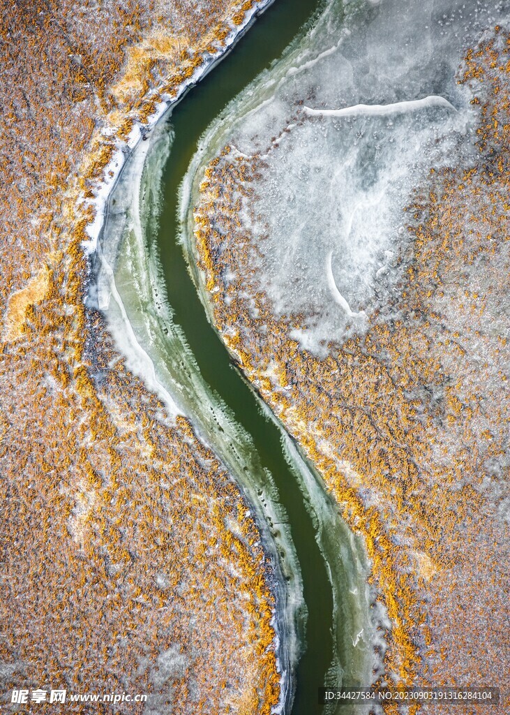 航拍冬季的河流