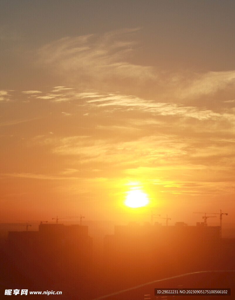 日出云霞万丈光芒建筑工地