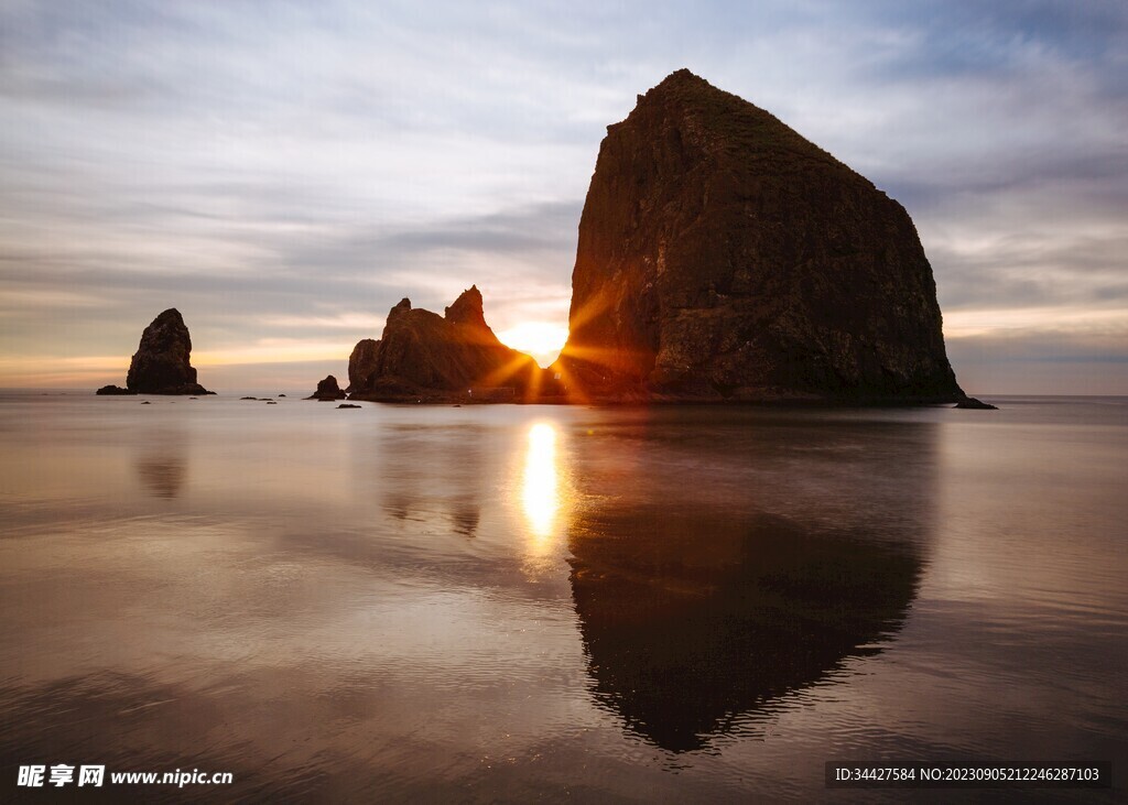 海边岩石日出风景