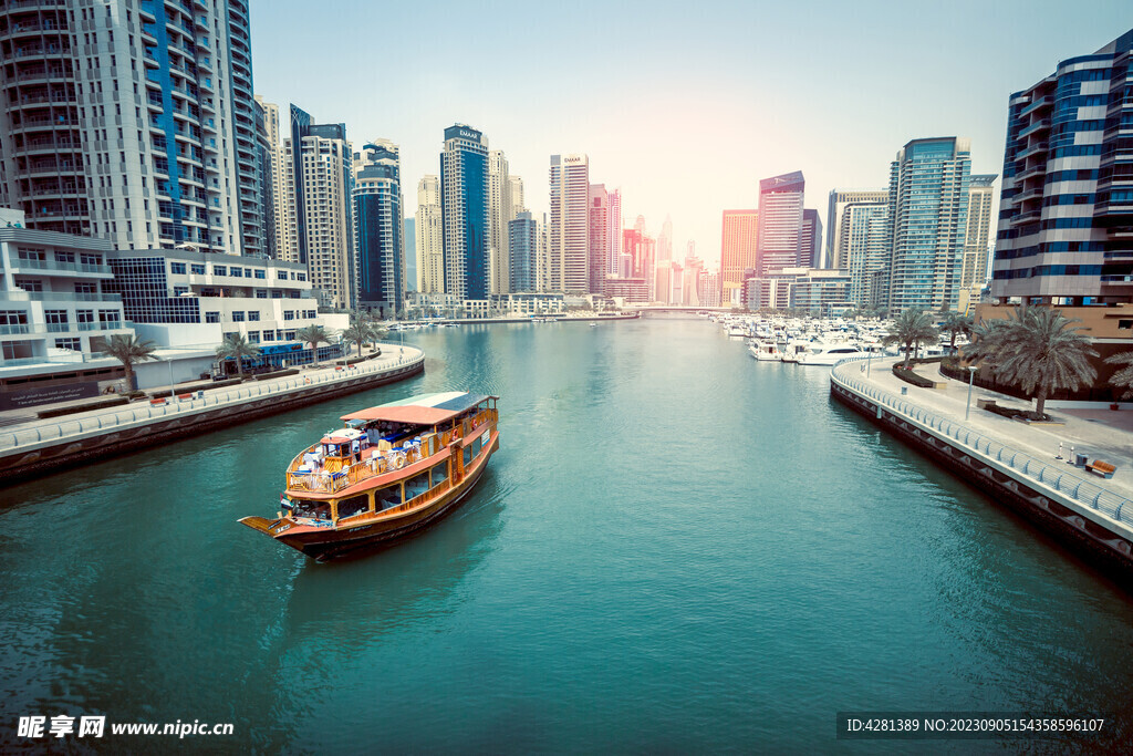 迪拜码头的橙色船