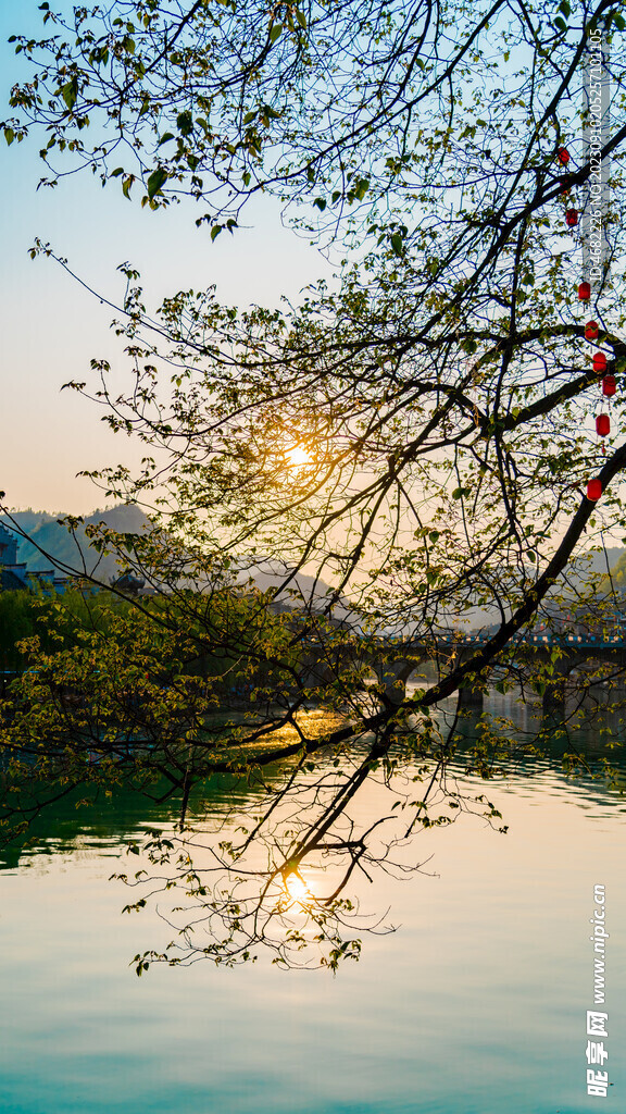 贵州镇远古镇舞阳河新大桥夕阳景