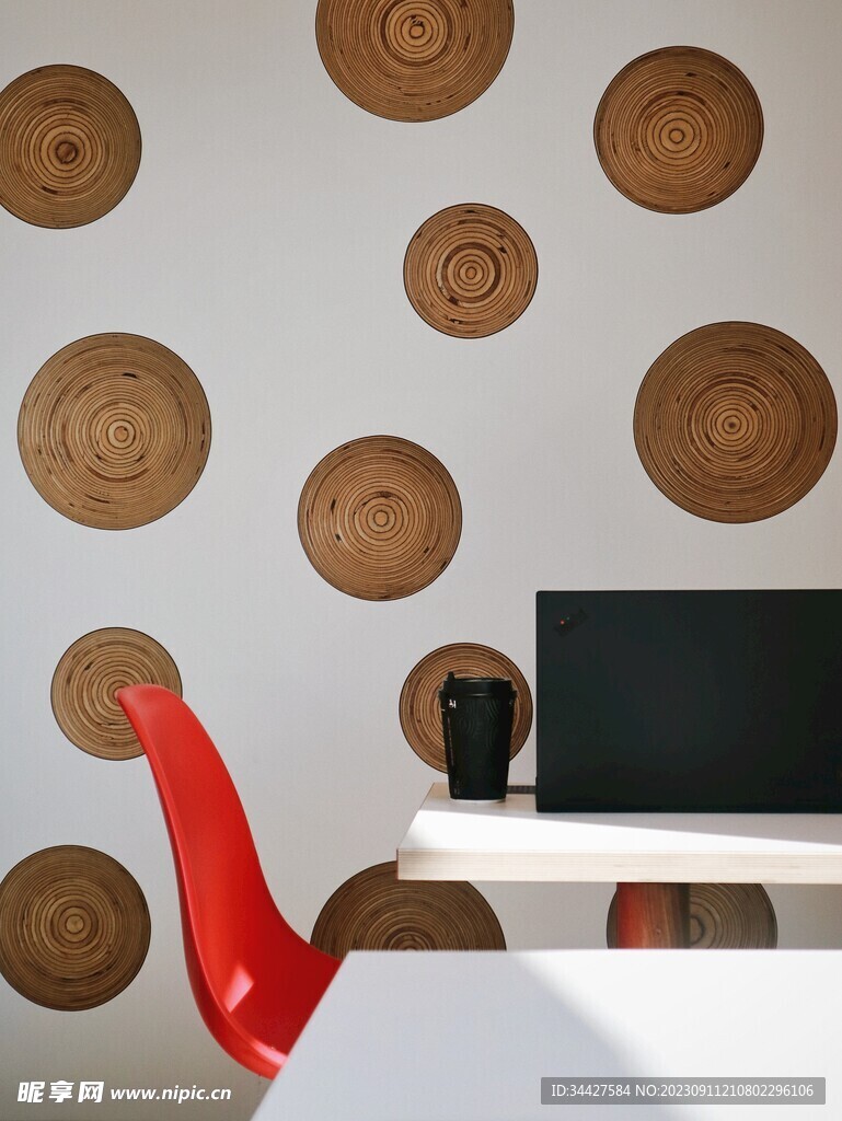 餐桌上的咖啡和电脑