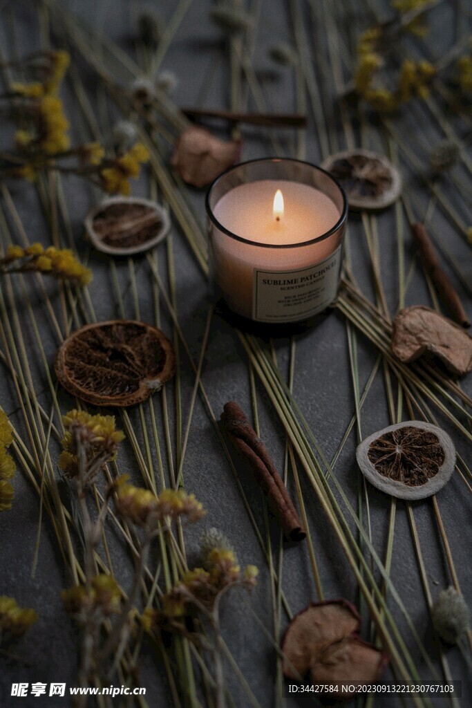 烛光和柠檬片等静物