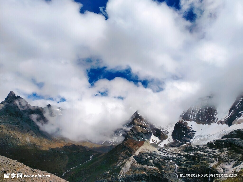 亚丁山高海拔山峰蓝天白云