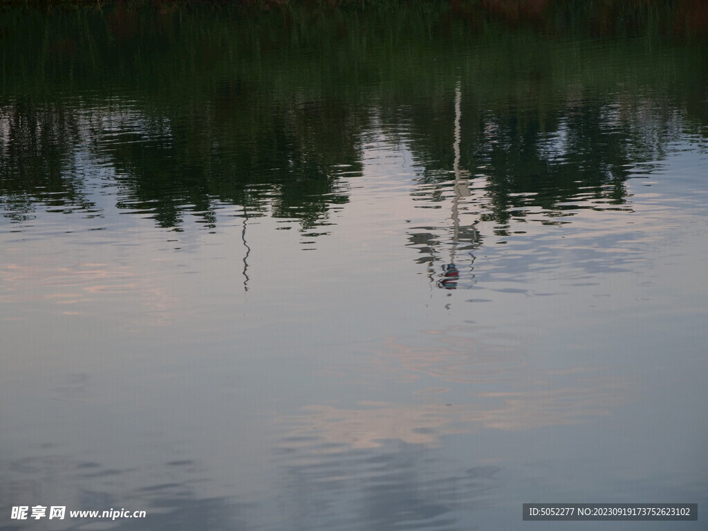 水面倒影