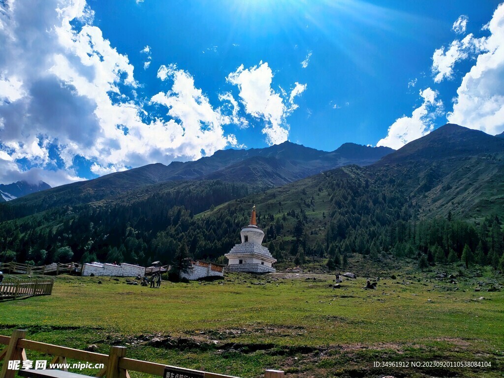 阿坝四姑娘山草原