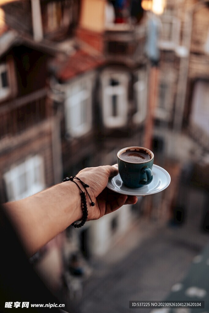手捧一杯咖啡