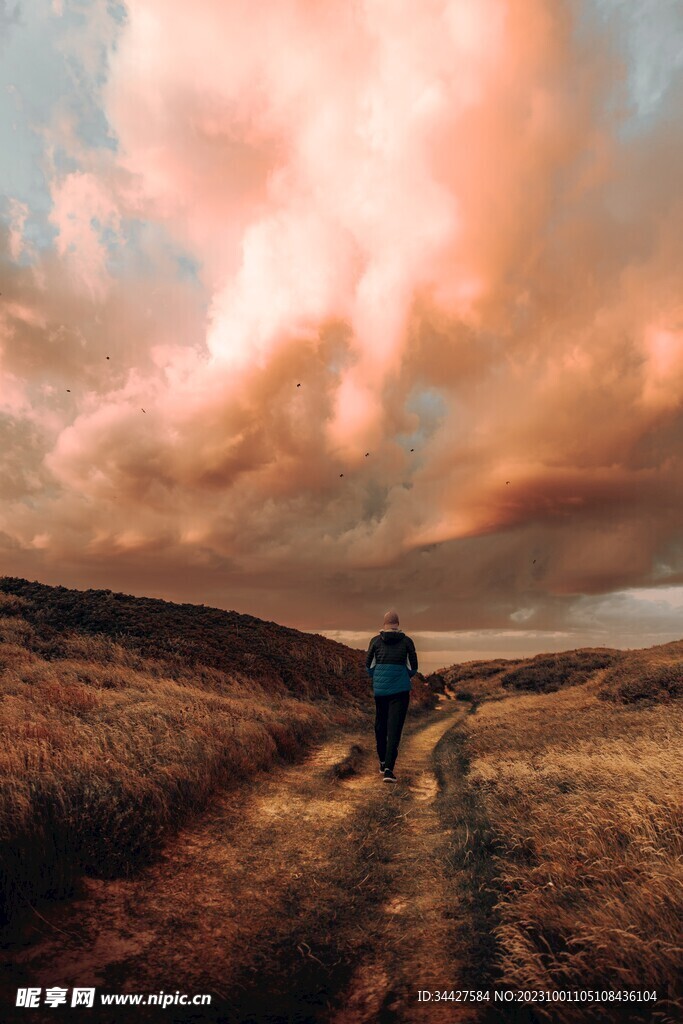 山路上的徒步者