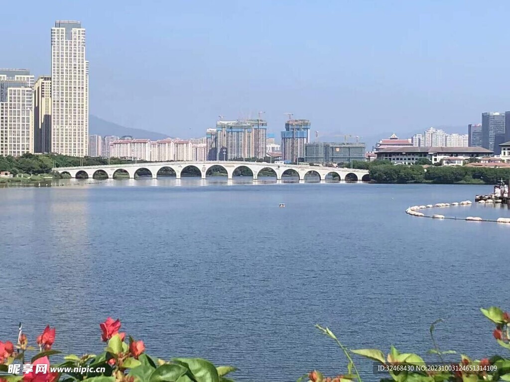 美丽的城市河水