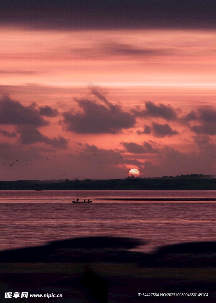 海上日出和渔船