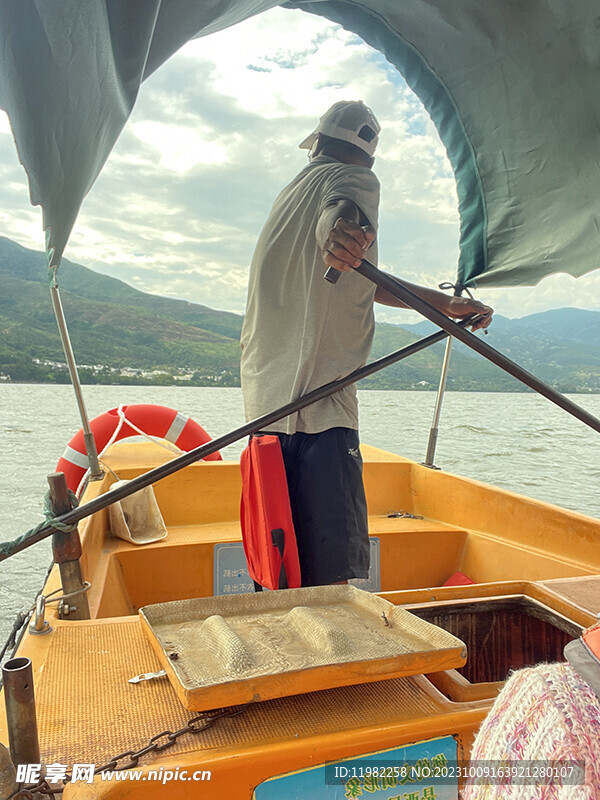 划船背影