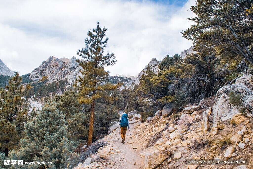 山路上的徙步登山者