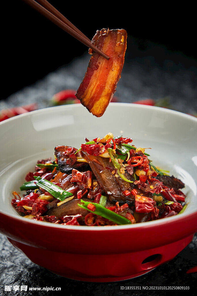 大蒜叶炒山里腊肉