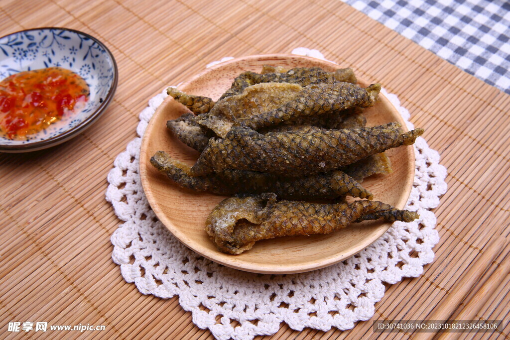 木盘子装酥脆小吃