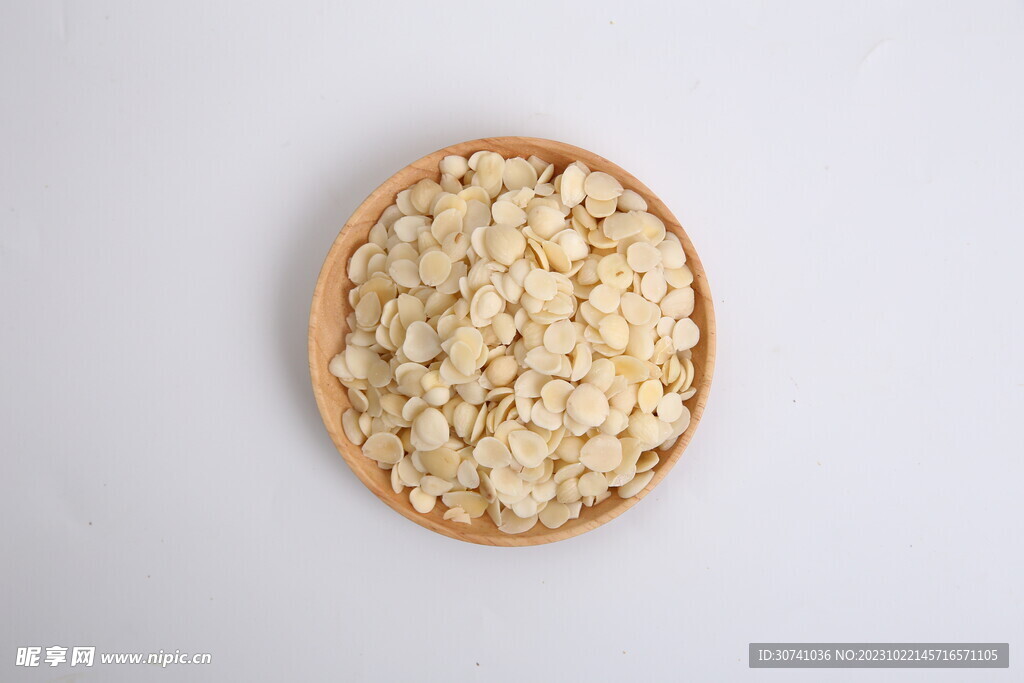 俯拍盘装杏仁片