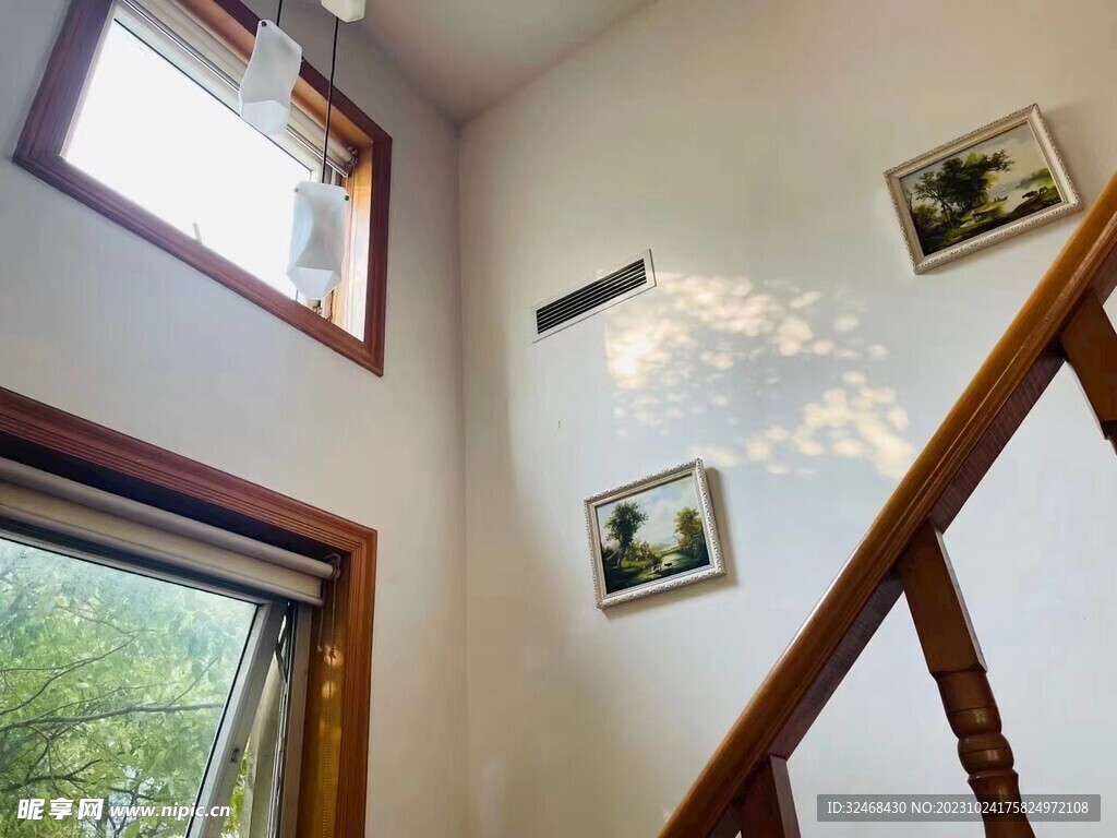 台阶上窗户外风景 