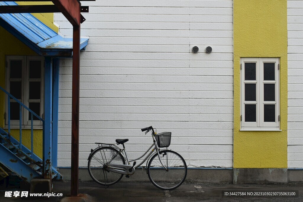 ins风建筑墙和单车