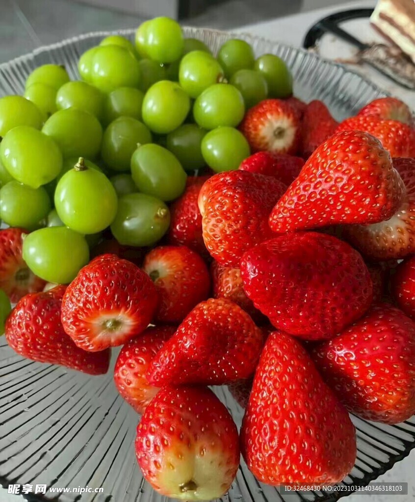 草莓与青葡萄