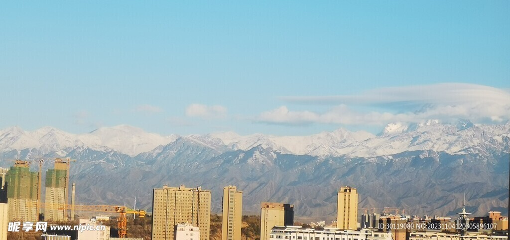 城市建筑 蓝天白云 雪山 秋景