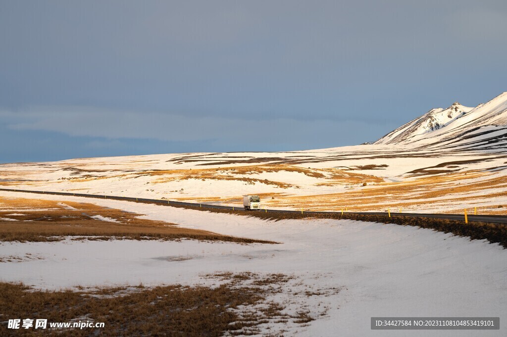 雪山道路上的卡车