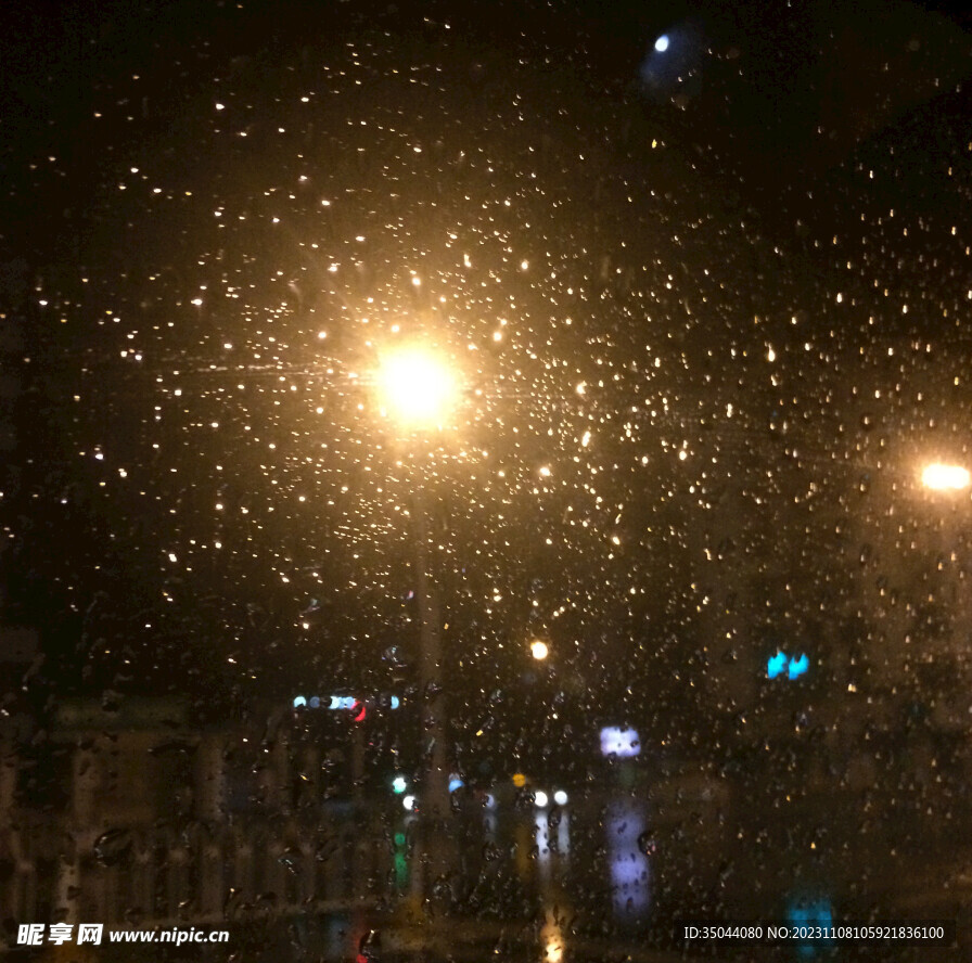 雨夜路灯