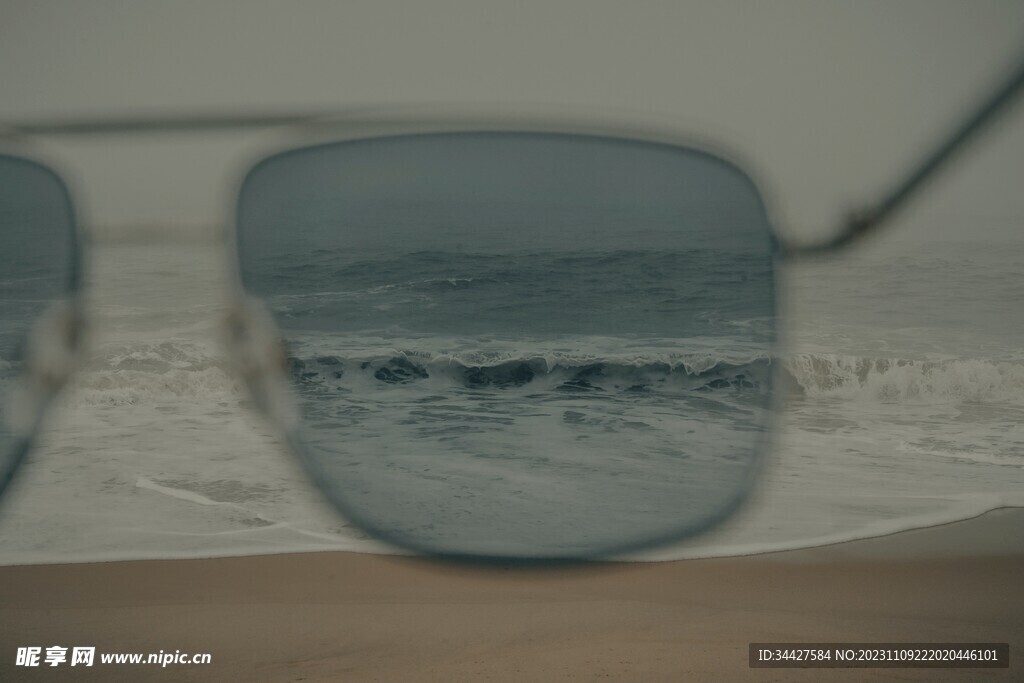 墨镜里的海浪