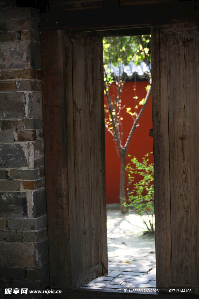 虚掩的木门