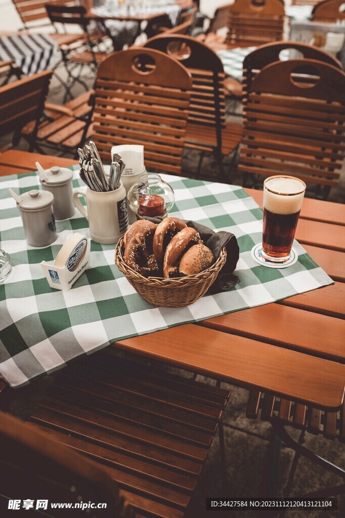 餐桌上的餐点和饮料