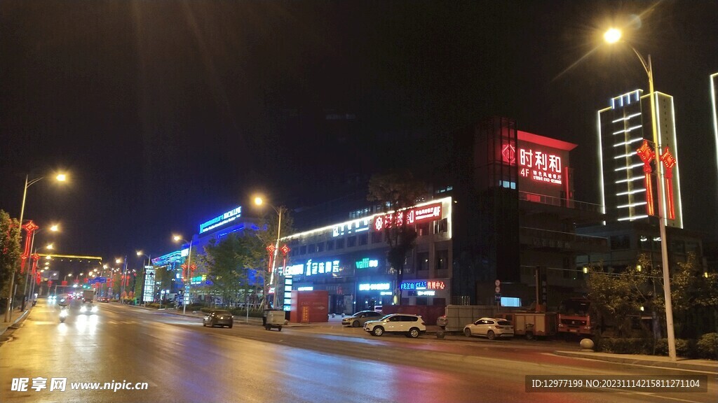 城市路边建筑夜景