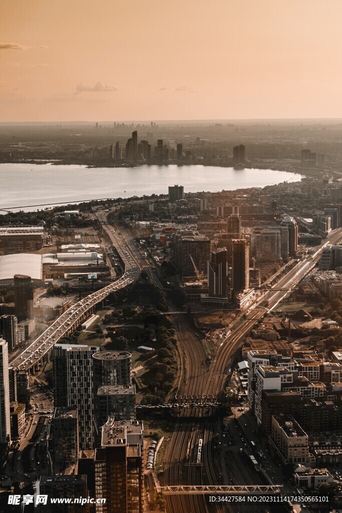 鸟瞰城市建筑和道路