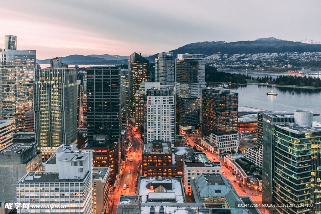 鸟瞰城市道路和楼宇夜景